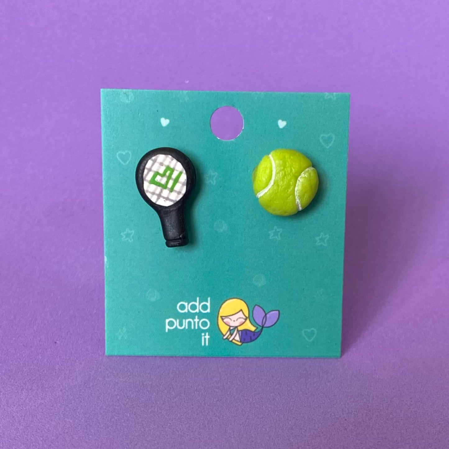 Aretes · Pelota de tenis y raqueta