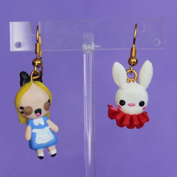 Aretes de gancho · Alicia y gato chesire rosa