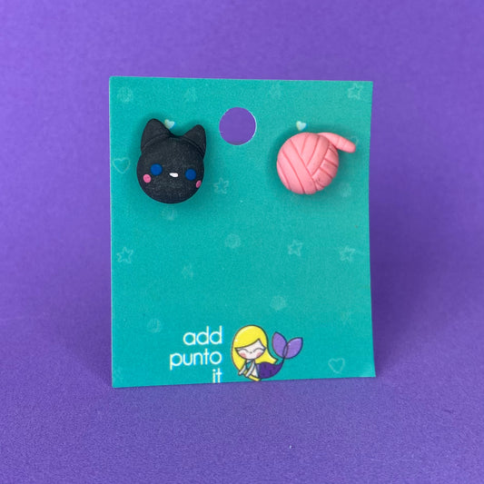 Aretes · Gatito negro y estambre